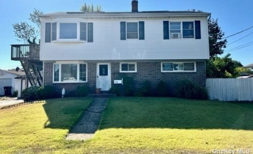 1088 Thompson Dr, Bayshore, NY 11706-6216