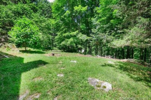 307 Berkshire Rd, Sandy Hook CT  06482-1511 exterior