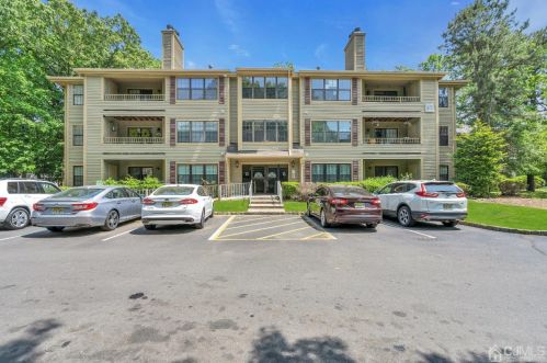 1305 Stoneridge Cir, Helmetta, NJ 08828-1139