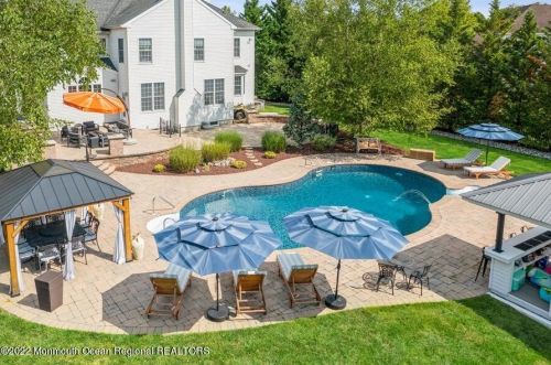 6 Courtney Ct, East Freehold NJ 07728-9563 exterior