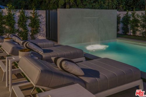 12600 Emelita St, North Hollywood CA  91607-1017 exterior
