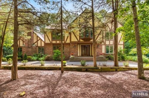 981 Briarwoods Rd, Franklin Lakes, NJ 07417-1107