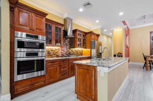 670 1 St, Naples FL 34117-5106 exterior