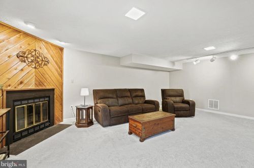 8166 Cliffview Ave, Springfield VA  22153-2622 exterior