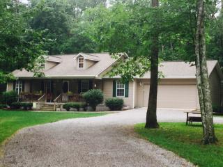410 Walker Hollow Dr, Monterey, TN 38574-7094