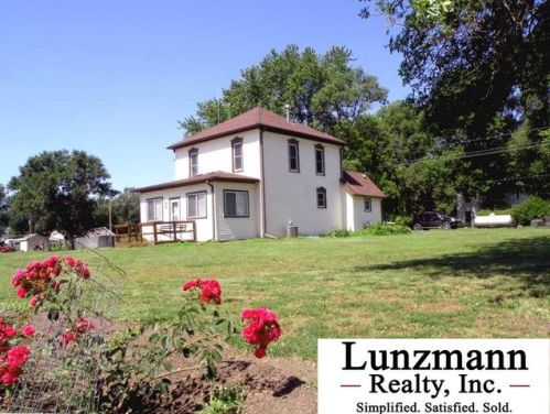 515 1st St, Nemaha, NE 68414-6055