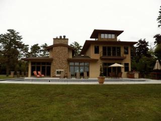 1005 Crest View Dr, Hudson WI  54016-9442 exterior