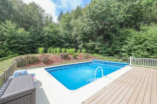 100 Mount Delight Rd, Deerfield NH  03037-1318 exterior