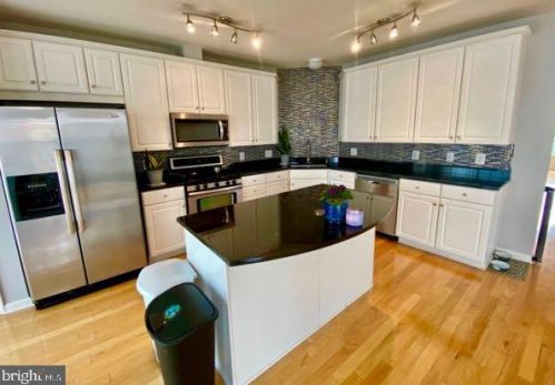 15352 Kensington Park Dr, Woodbridge VA  22191-6571 exterior