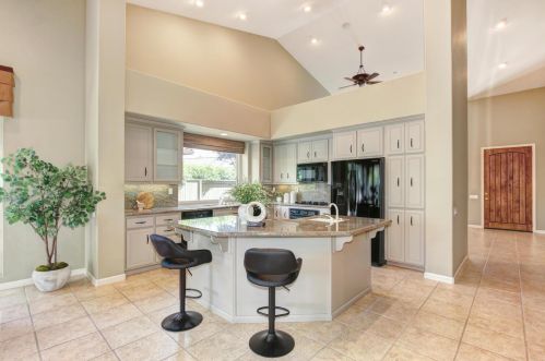 1000 Souza Dr, Folsom CA  95762-7550 exterior