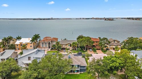 5904 Bayview Cir, Saint Petersburg, FL 33707-3930