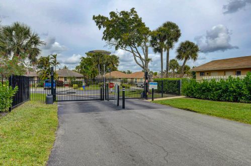 213 1st Cir, Boynton Beach FL  33435-7261 exterior