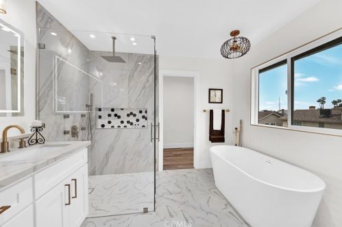 10071 Cliff Dr, Huntington Beach CA  92646-6604 exterior