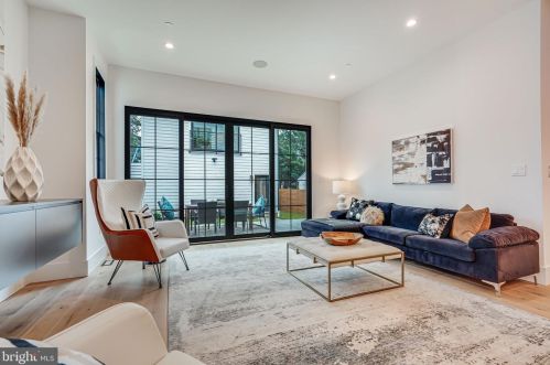 4915 Western Ave, Washington DC  20016-4319 exterior