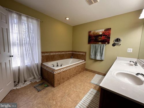 4 Battery Ridge Dr, Fredericksburg VA  22405-3568 exterior