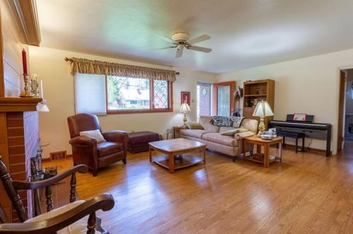 105 Royal Ct, Glenshaw, PA 15116-1637