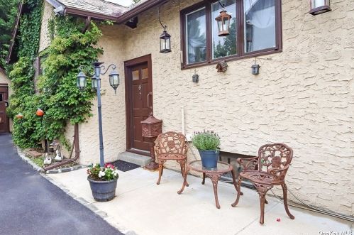 19 Crampton Ave, Great Neck, NY 11023-1142