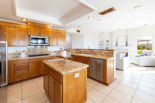 4565 Sea Bluff Cir, Carlsbad CA  92008-3671 exterior