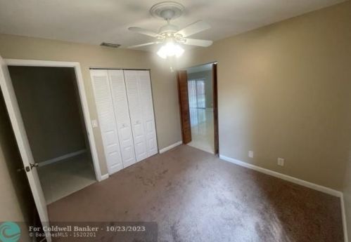 6245 175th Ter, Hialeah FL  33015-4438 exterior