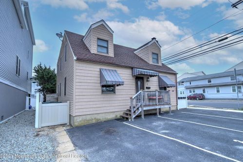 202 Fremont Ave, Pelican Island, NJ 08751-1817