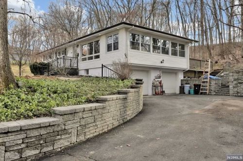 170 Page Dr, Oakland, NJ 07436-2517