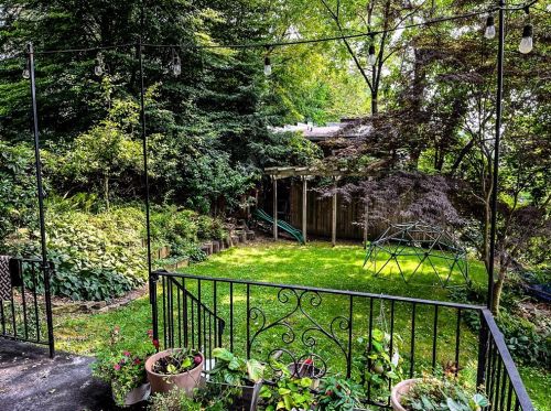 158 Lloyd Ave, Pittsburgh PA 15218-1666 exterior