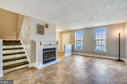 1524 Autumn Ridge Cir, Herndon, VA 20194-1562