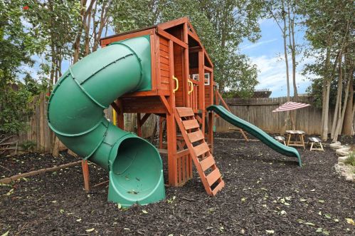 9020 Lismore Dr, Elk Grove CA  95624-2661 exterior