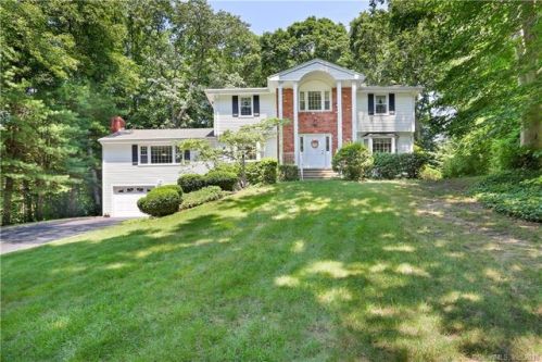 70 Kingsbury Dr, Bridgeport, CT 06611-5014