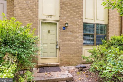 2053 Headlands Cir, Herndon VA  20191-3642 exterior