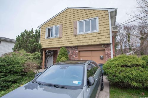 386 Erlanger Blvd, Babylon, NY 11703-1016