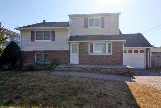 123 Bay Dr, Babylon, NY 11702-4100