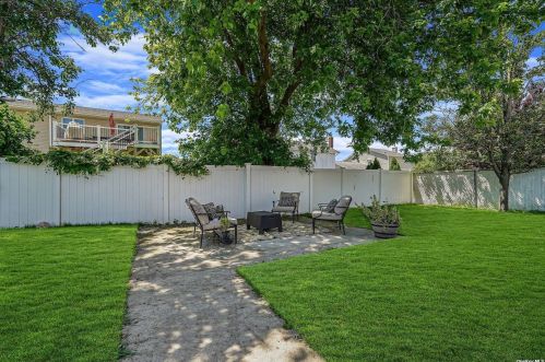 77 Lake St, North Lindenhurst NY  11757-5816 exterior