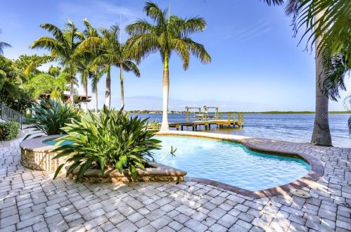 1825 Bayou Grande Blvd, Saint Petersburg, FL 33703-1909