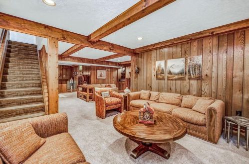 2002 Beechcroft Ct, Cincinnati OH 45233-1713 exterior