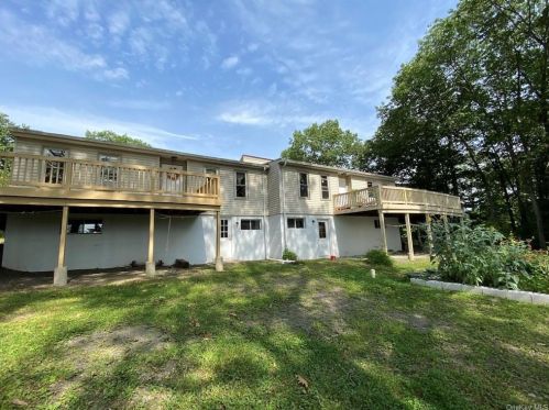 10 Kris Korner Dr, Marlborough NY  12542-5805 exterior