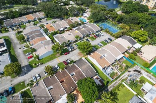 2327 37 Ave, Hollywood FL 33021-3626 exterior