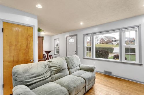 6 Longvue Cir, Ambridge PA  15003-1121 exterior