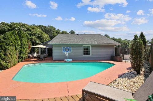 7827 Mulberry Bottom Ln, Springfield VA  22153-2314 exterior