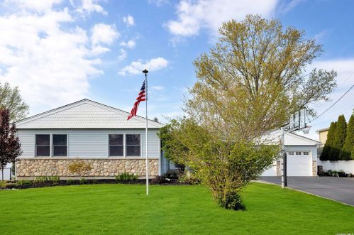 46 Stokes Ave, Bethpage, NY 11714-4123