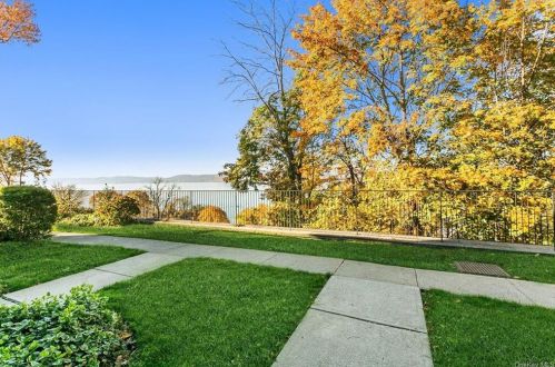 7 Hudson Point Ln, Crotonville, NY 10562-5942