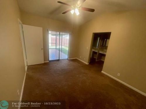 6245 175th Ter, Hialeah FL  33015-4438 exterior