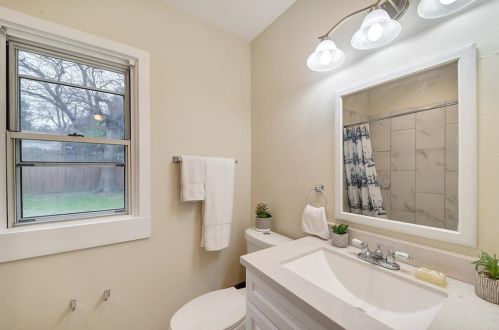 6433 Calmont Ave, Fort Worth TX 76107-5237 exterior