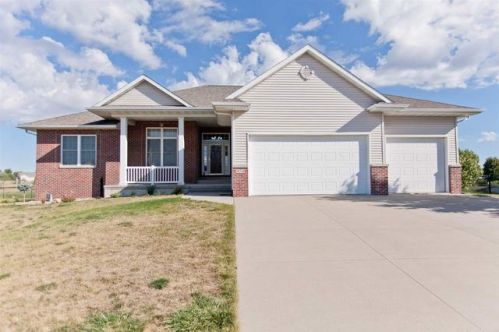 474 Sunset Dr, Fairfax, IA 52228-9536