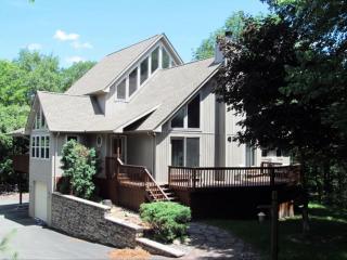 905 La Montage Dr, Palmerton, PA 18071-4054