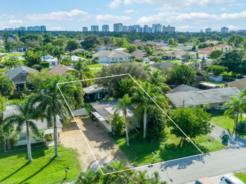 646 105th Ave, Naples, FL 34108-1840