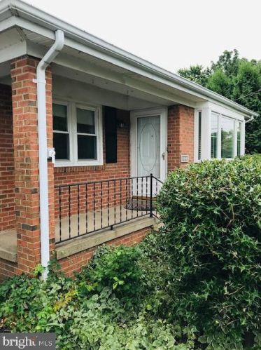 212 Catoctin Cir, Leesburg, VA 20175-3709