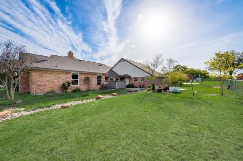 692 Loop Dr, Cedar Hill TX 75104-3145 exterior