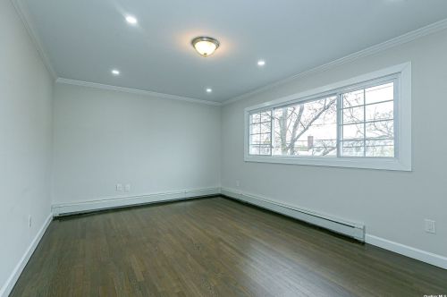 34 5th Ave, New Hyde Park NY  11040-5004 exterior