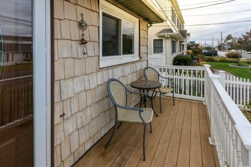 59 Kissimee Rd, North Lindenhurst, NY 11757-6816